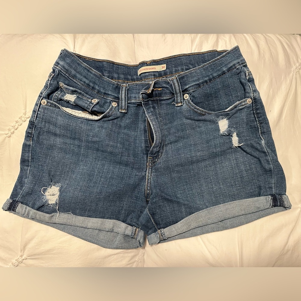 Levi’s mid-rise, mid-length short size 30